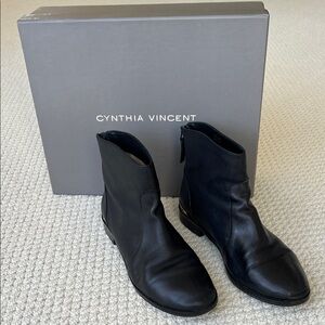 EUC 12th St by Cynthia Vincent boots size 8 w/box and dust storage pouch